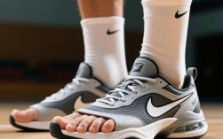 为什么小南鞋子要露脚？设计有什么特殊用意吗？