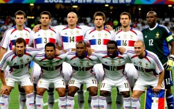 2002年法国队阵容为何小组赛出局？