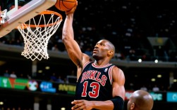 邓肯为何常被隔扣？防守漏洞还是时代规则使然？