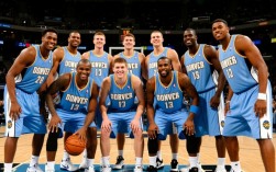 掘金队2005年阵容有哪些核心球员及战术打法？