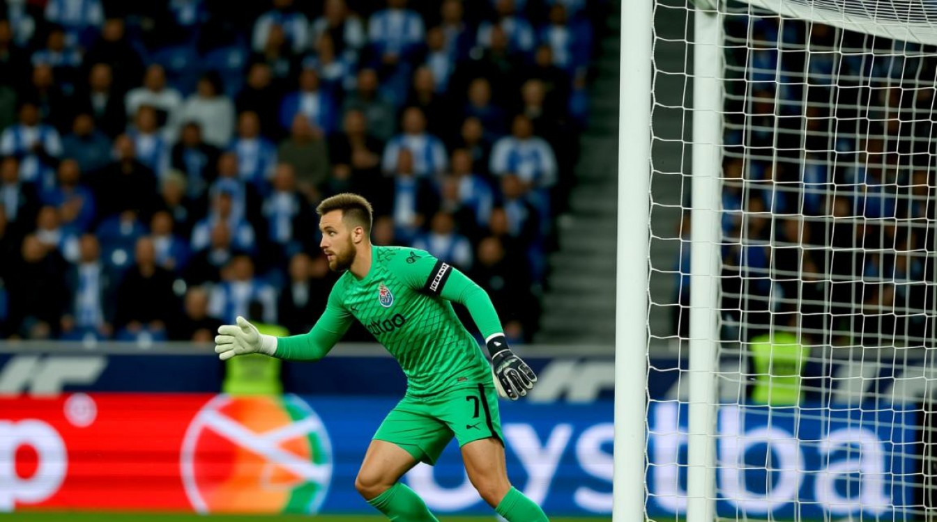 0304赛季波尔图阵容有哪些核心球员及战术打法？-图1